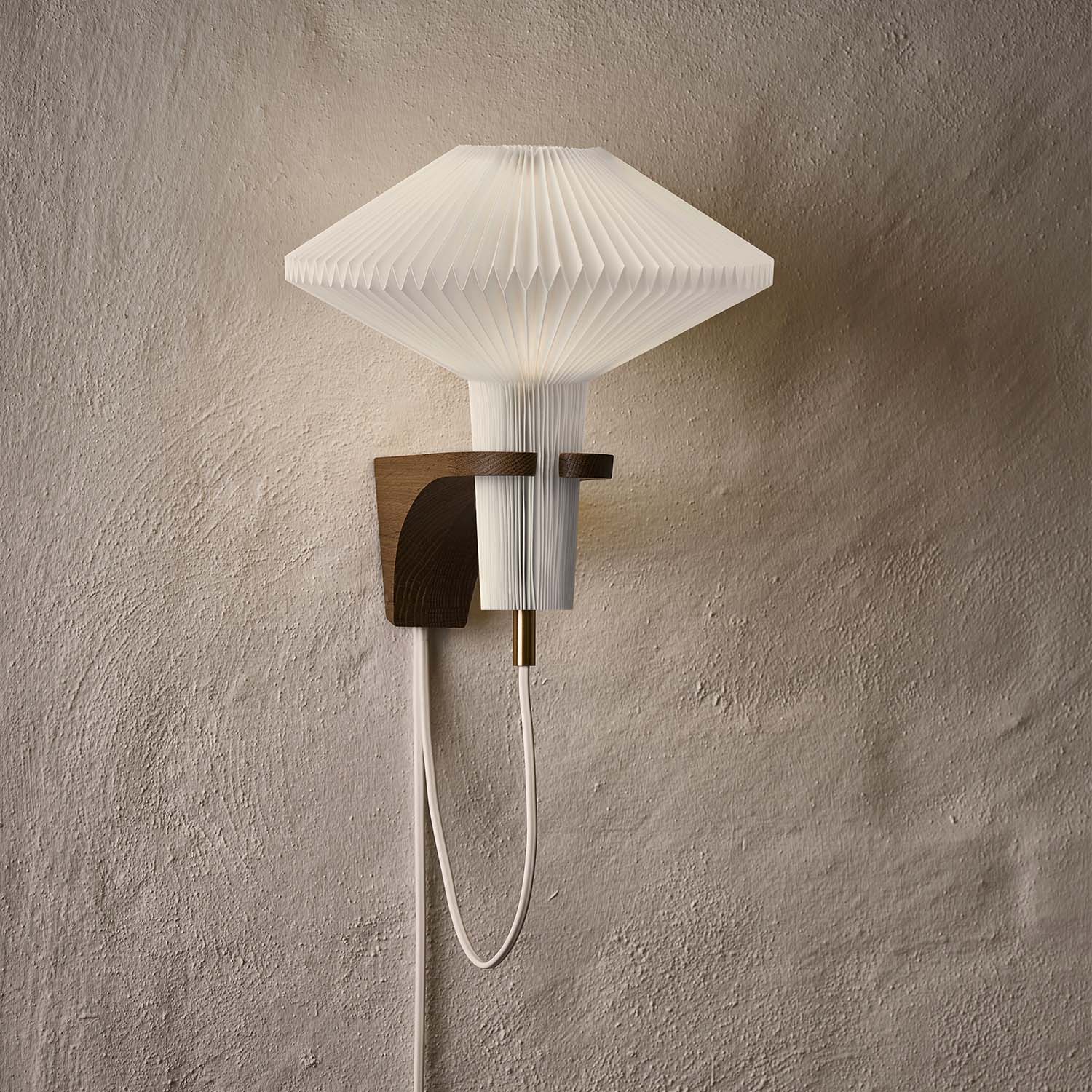 CLASSIC 204 - Wall light in wood and handmade pleated paper