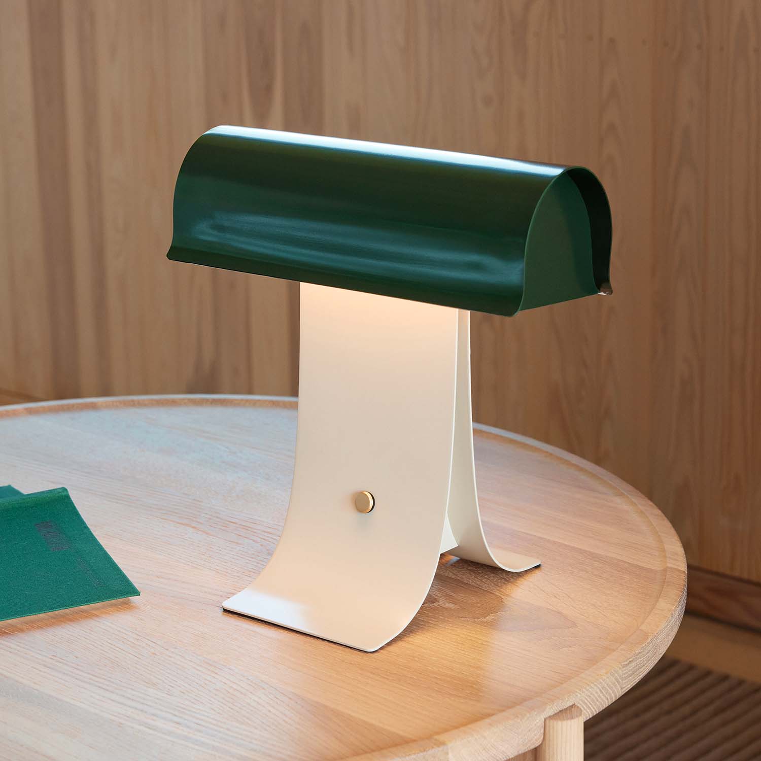ARCHIV – Vintage- und Designer-Tischlampe aus Stahl
