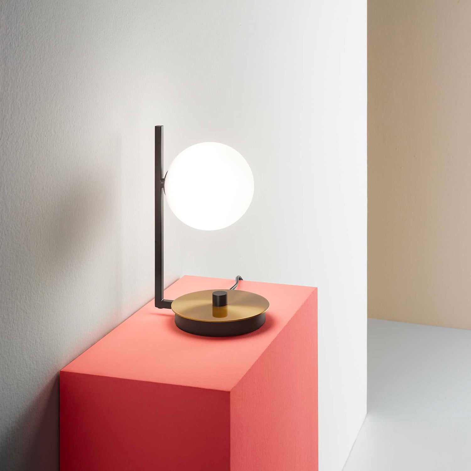 BIRDS - Brass table lamp and opaque glass ball