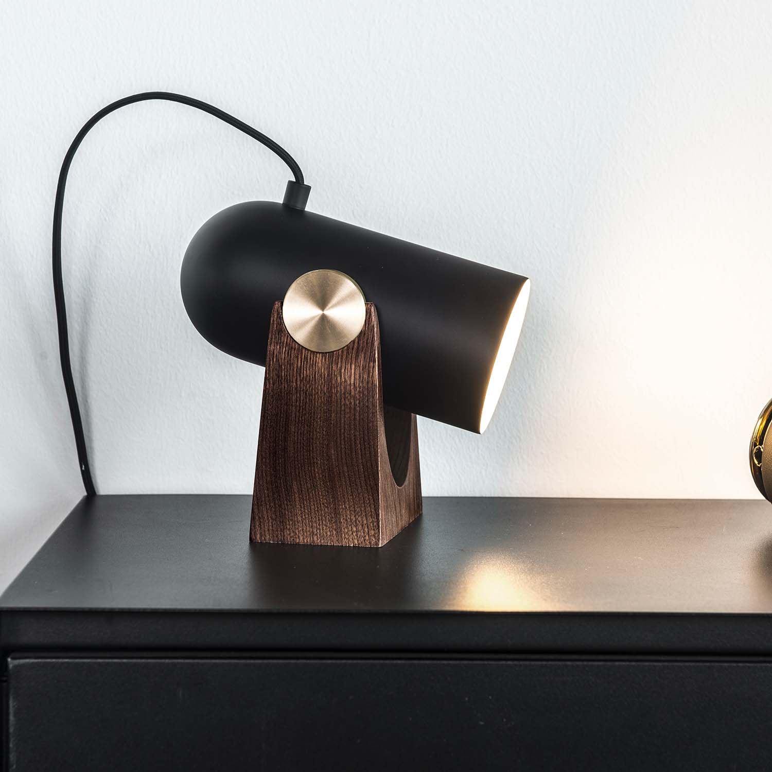 CARRONADE Tisch – Projektor-Nachttischlampe aus Holz und Schwarz