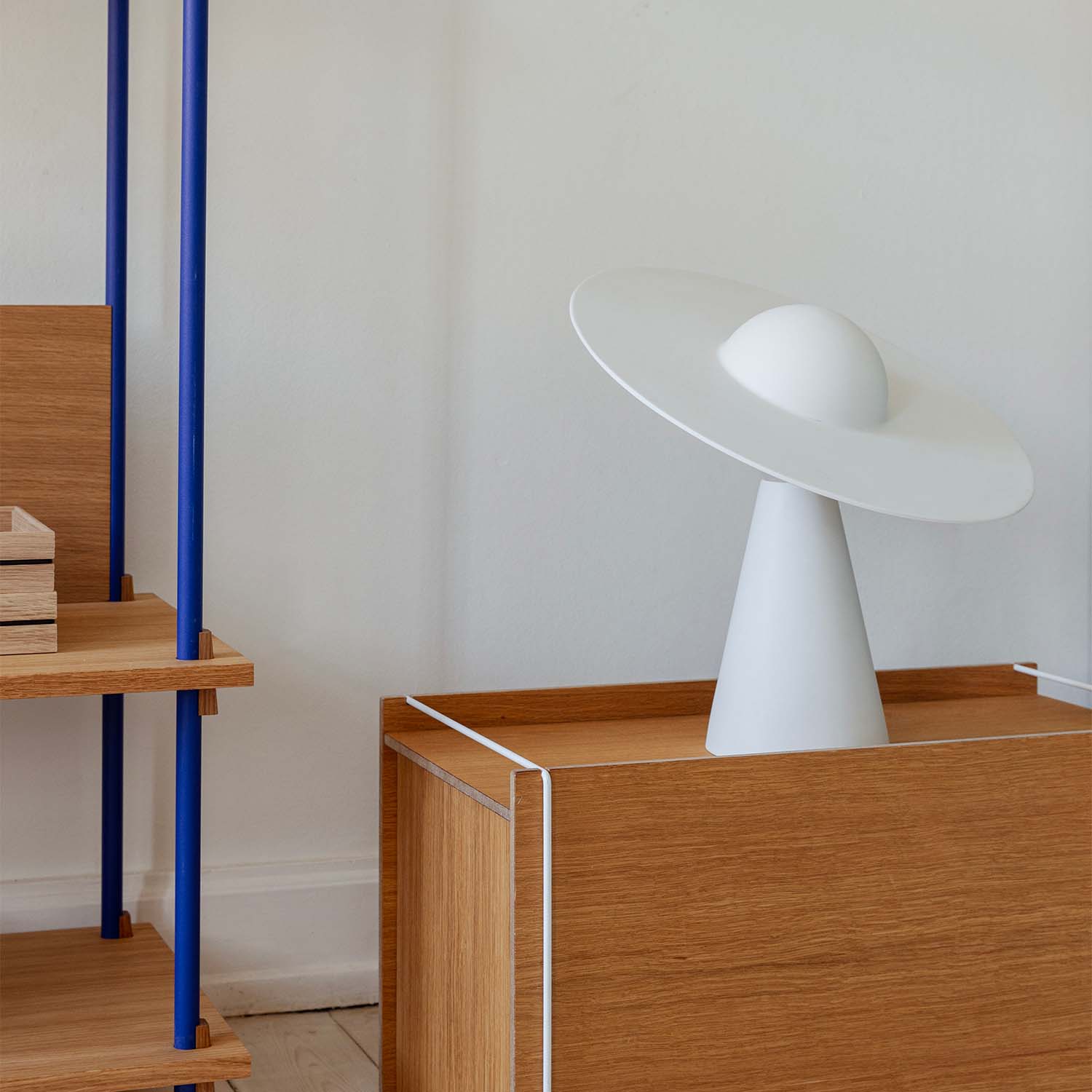 CERAMIC - Designer white table lamp with adjustable cap