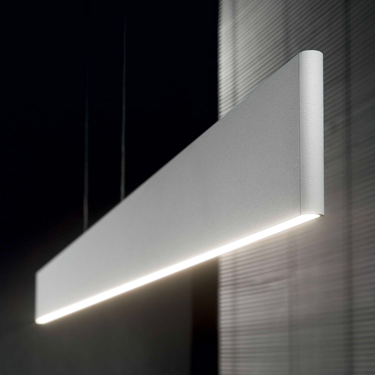 DESK - Black or white linear integrated LED pendant light