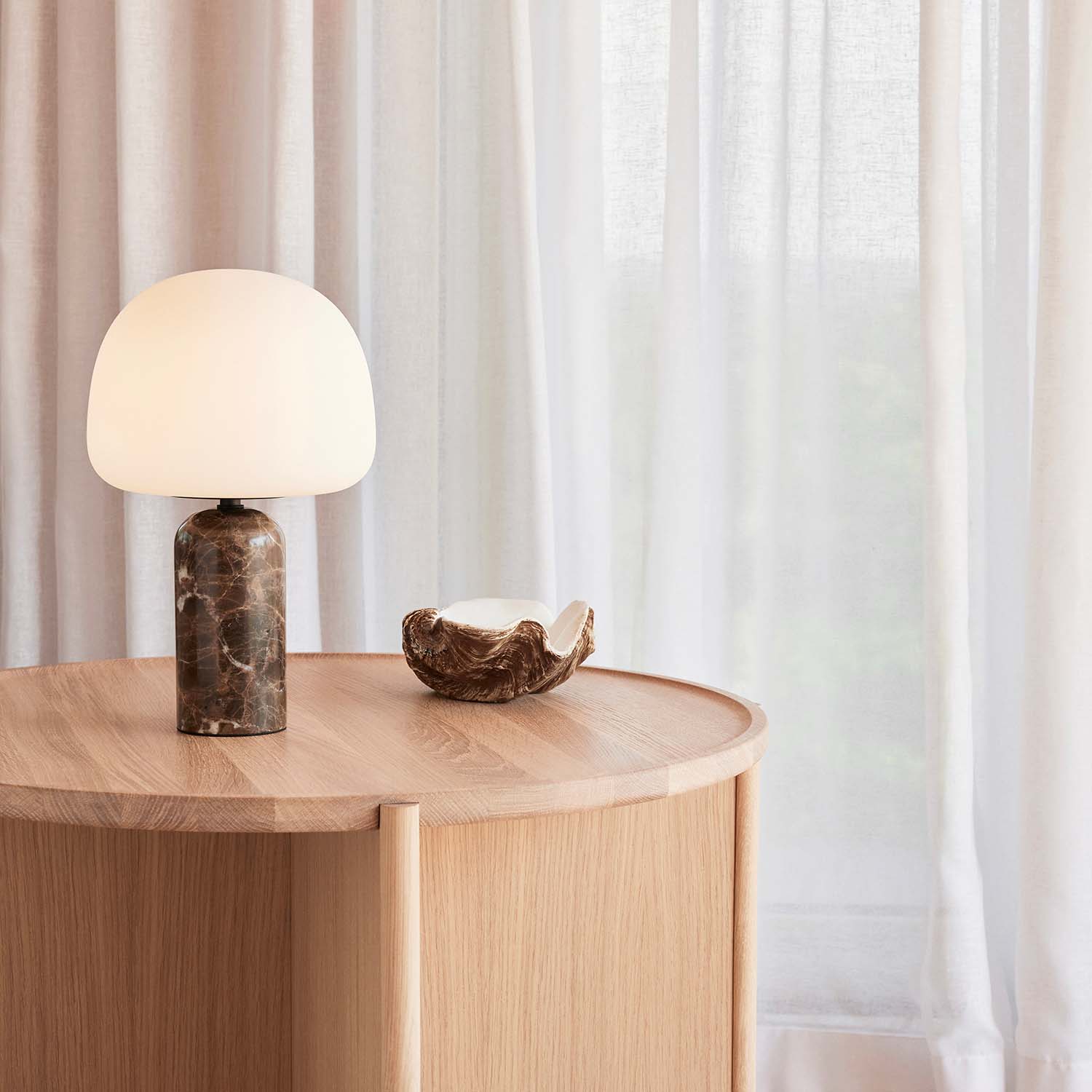 KIN - Table lamp in marble and white glass