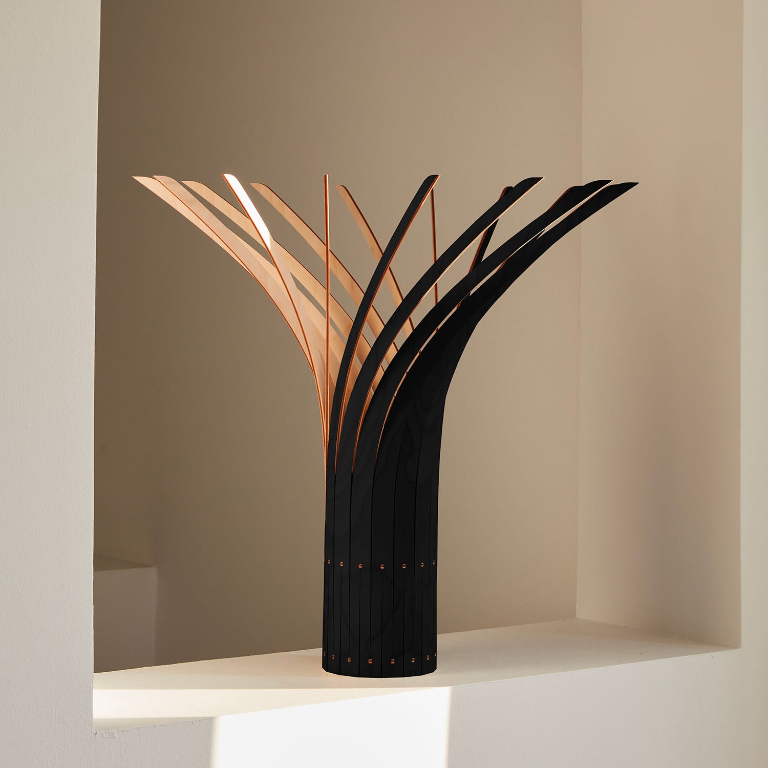 A MANITJ – Spiralförmige Tischlampe aus Naturholz