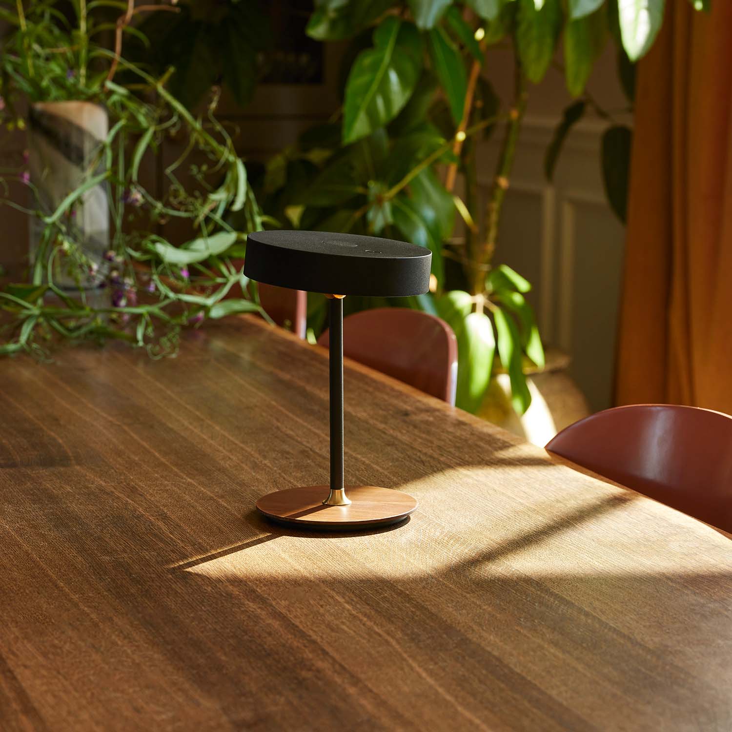 ON THE MOVE - Adjustable wireless designer nomadic table lamp