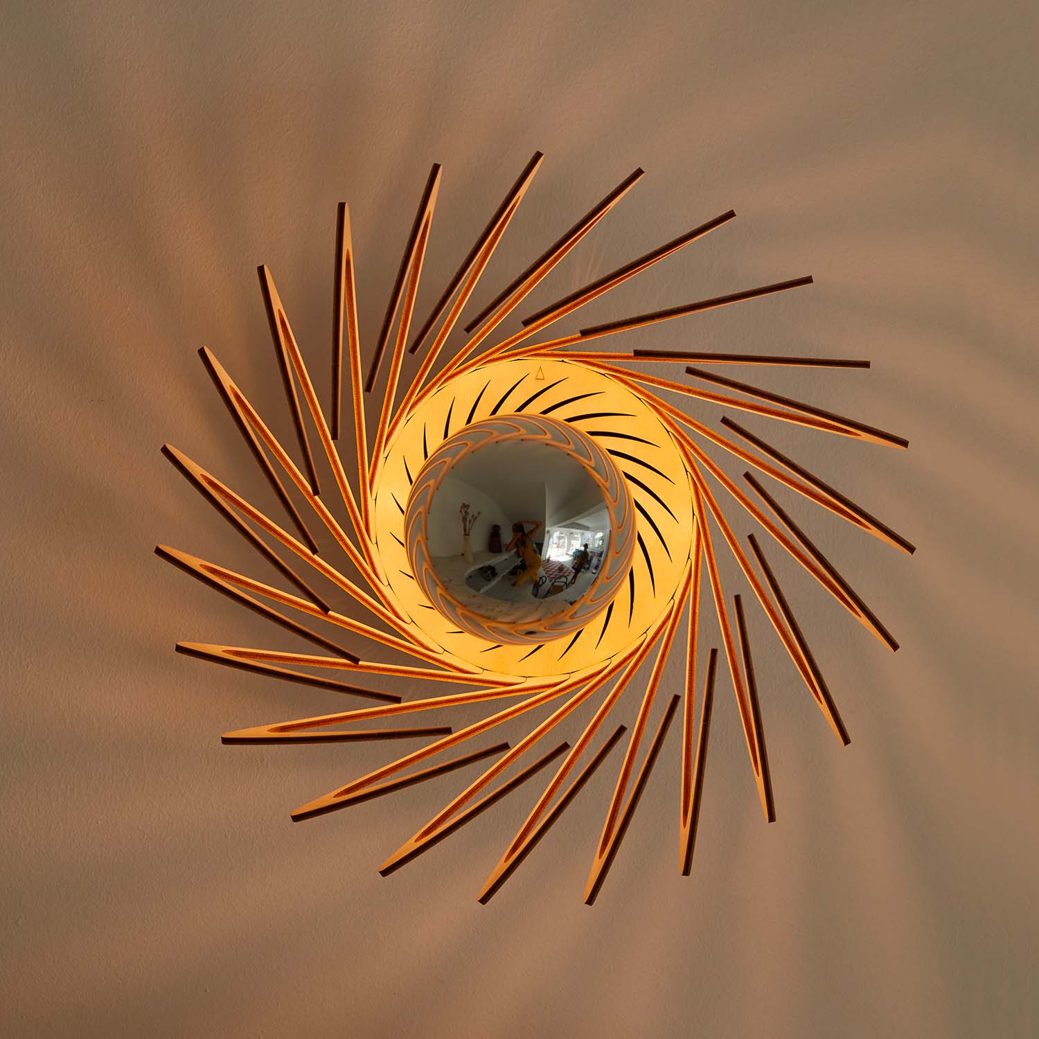 PIANUMAYO - Spiral natural wood wall light