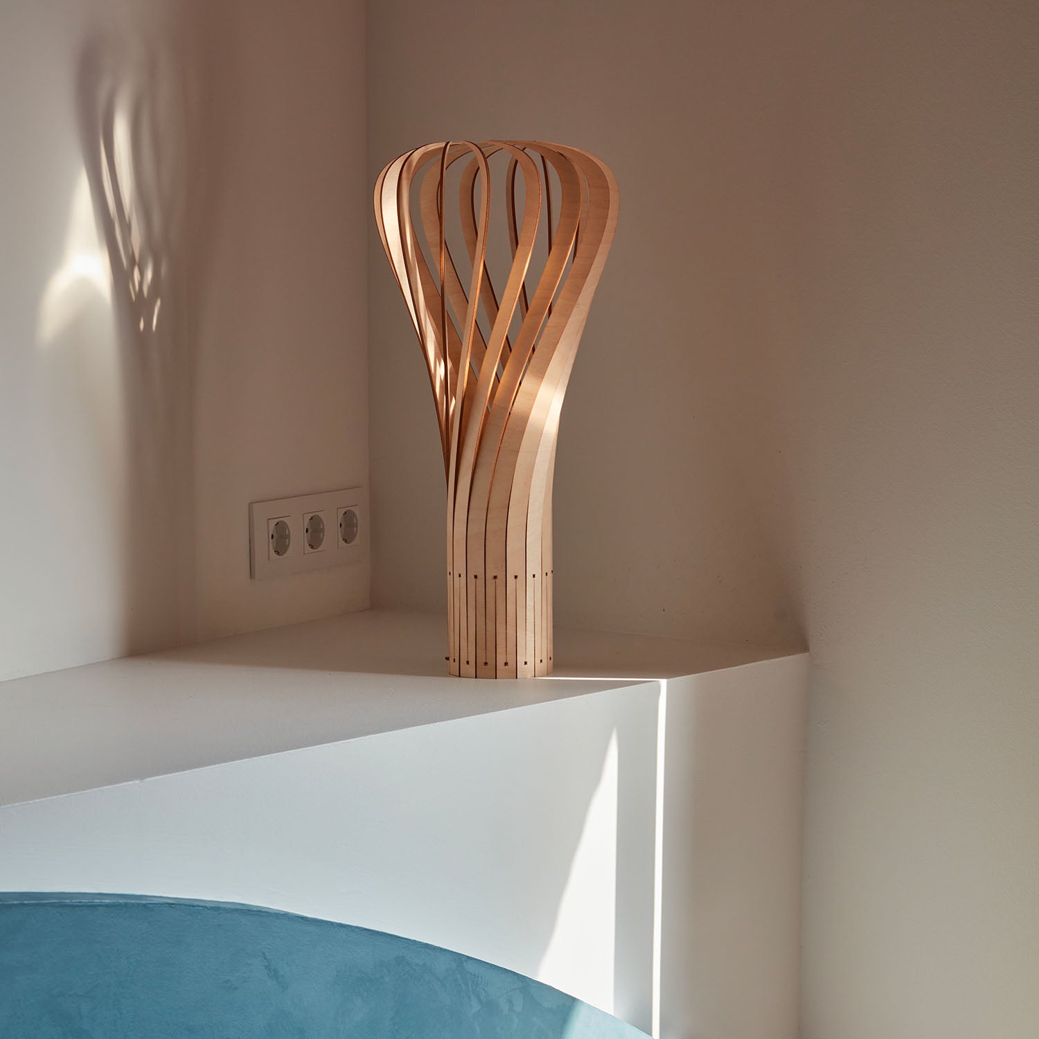PUNTAKAPANEL - Designer twisted wood table lamp