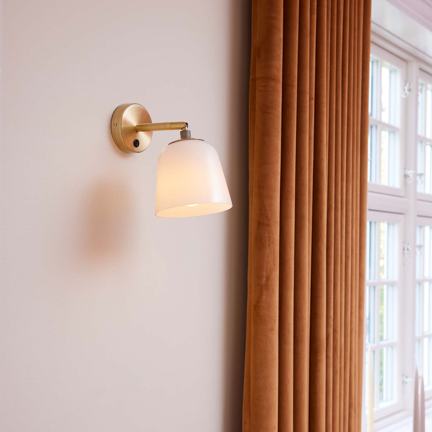 ROOM 49 - Blown glass and brass wall light