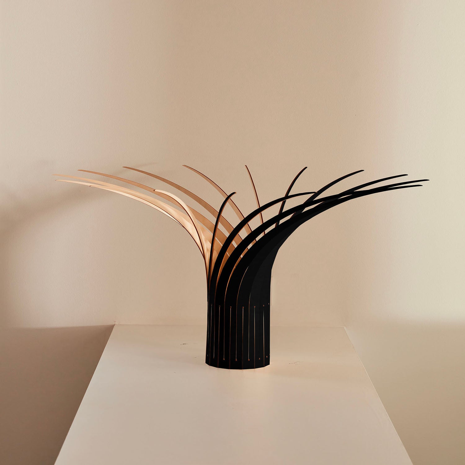 ROTOND - Circular table lamp in handmade natural wood
