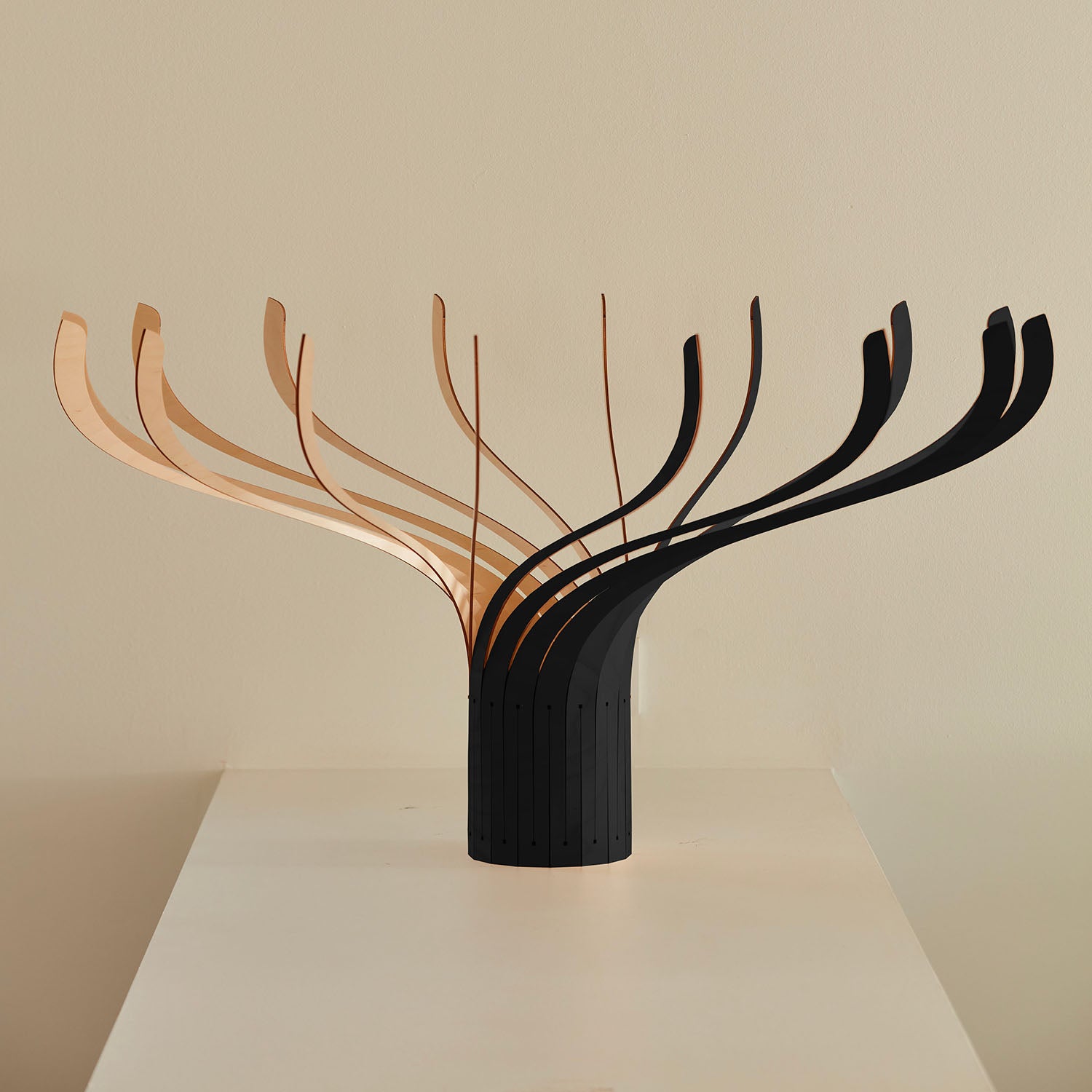 TJINT – Baumförmige Tischlampe aus Naturholz