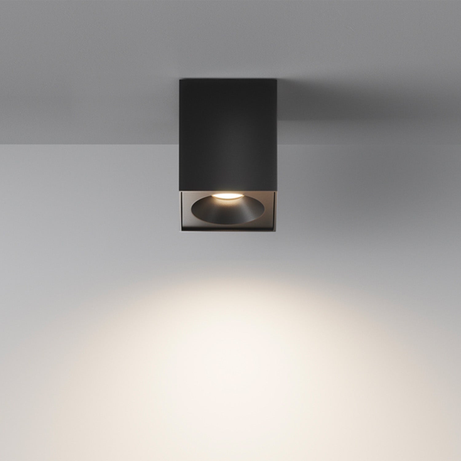 ZOOM - Black or white surface-mounted spotlight in IP65 waterproof aluminum