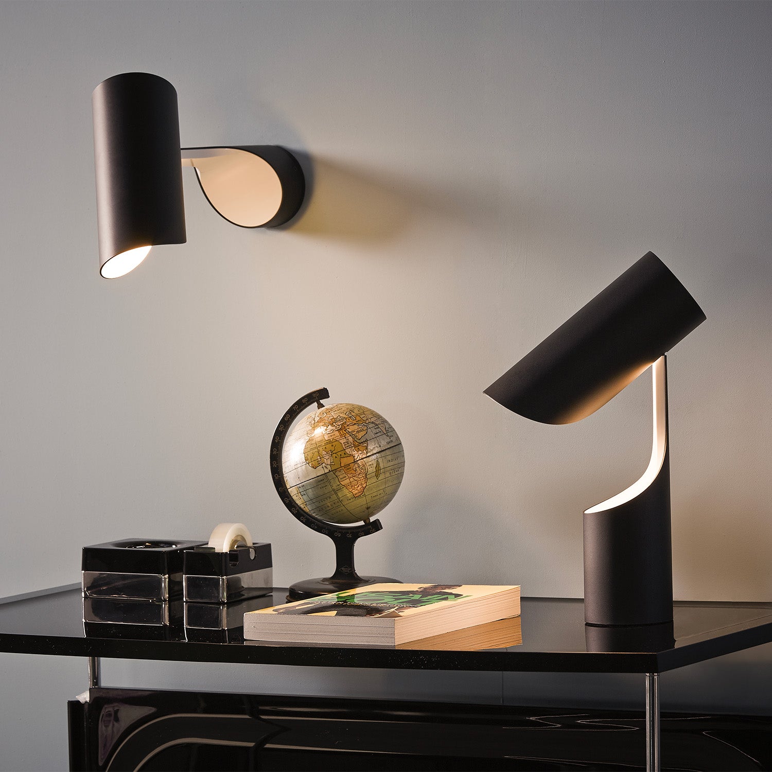 MUTATIO - Retractable black wall lamp, design and modern