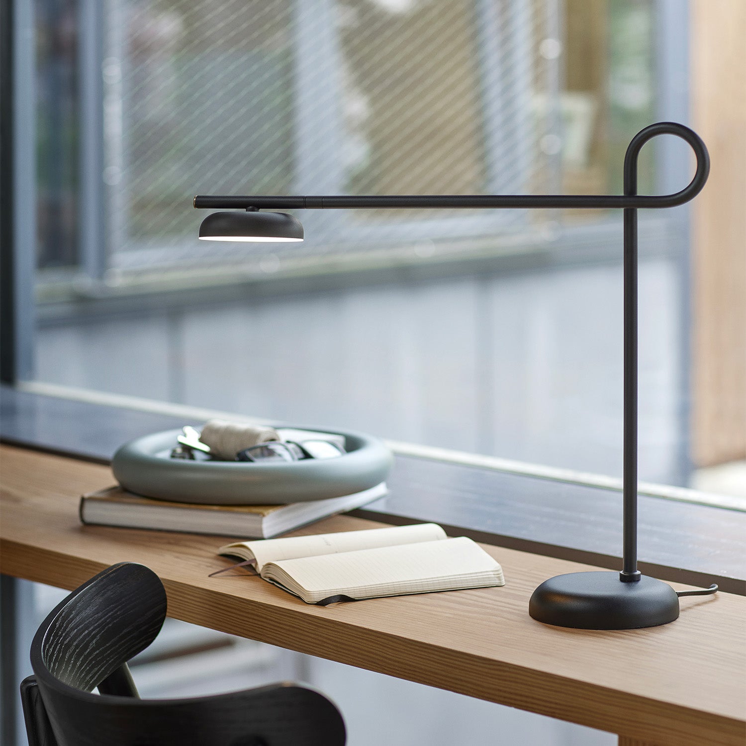 SALTO - Lampe de bureau design, noir ou saumon dimmable