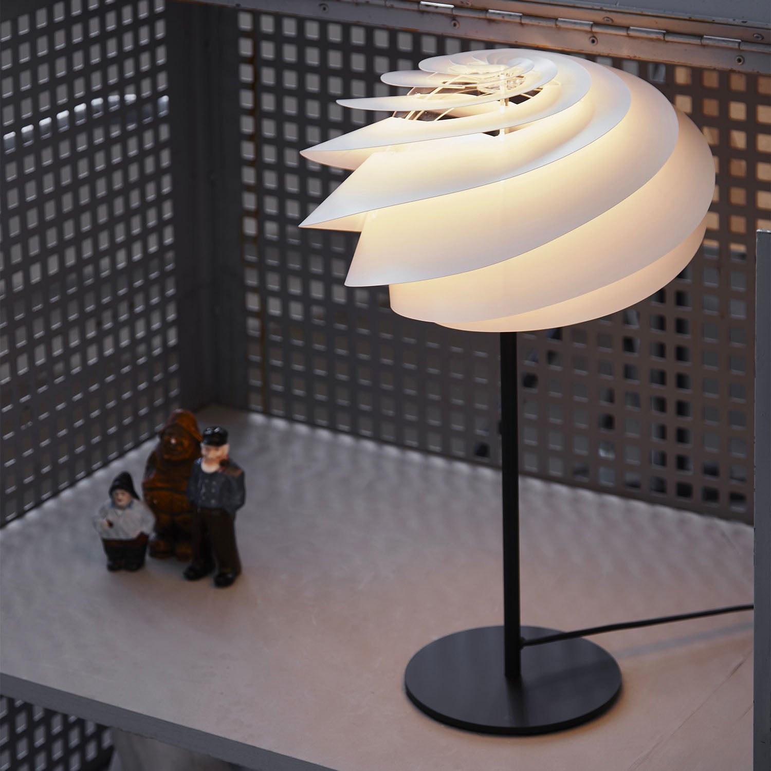 SWIRL Table - Weiße und schwarze Spiraltischlampe, Designerkreation